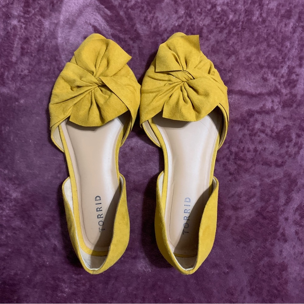 Torrid Yellow Flats -EUC size 8w point toed and suede